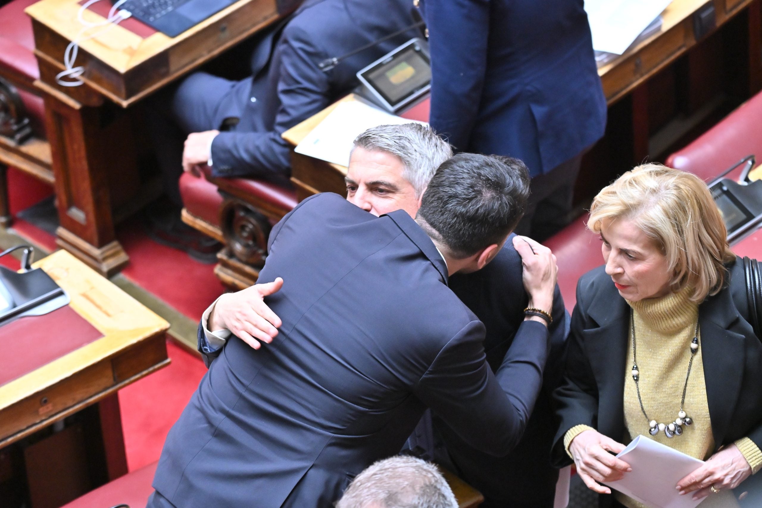 Οδυσσέας Κωνσταντινόπουλος: Συγκλονιστική η αποχαιρετιστήρια ομιλία του – Βουλευτές έσπευσαν να τον τιμήσουν – ΦΩΤΟ