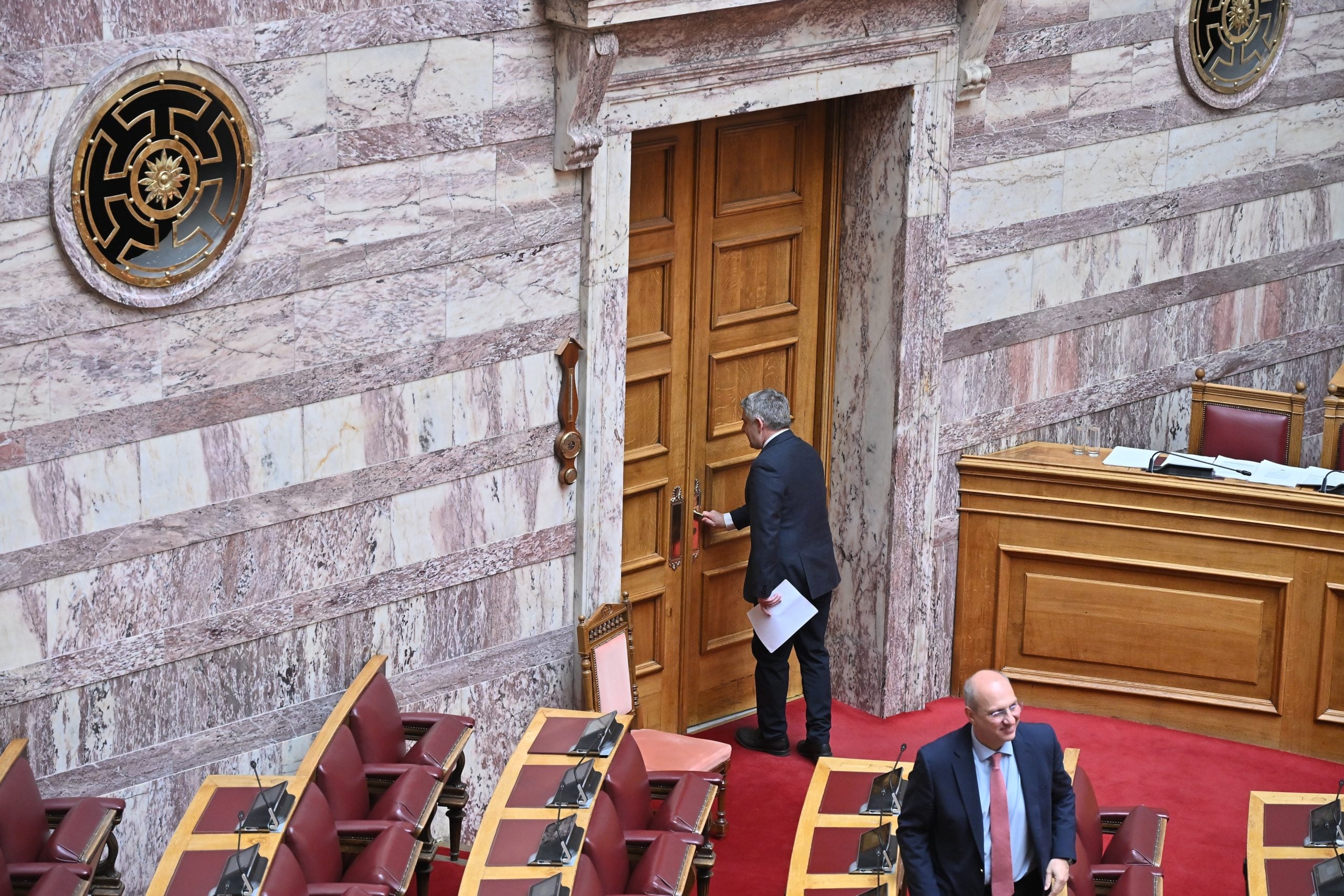 Οδυσσέας Κωνσταντινόπουλος: Συγκλονιστική η αποχαιρετιστήρια ομιλία του – Βουλευτές έσπευσαν να τον τιμήσουν – ΦΩΤΟ