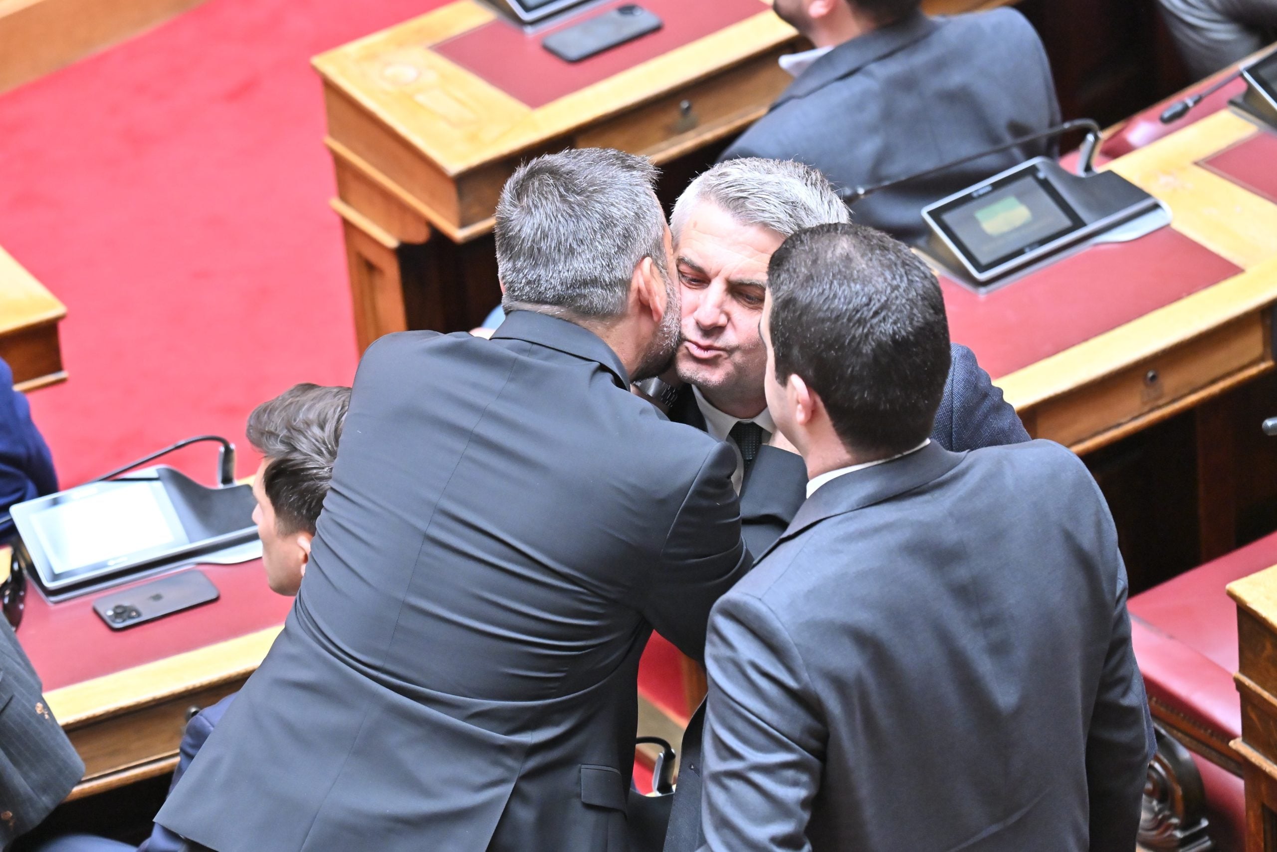 Οδυσσέας Κωνσταντινόπουλος: Συγκλονιστική η αποχαιρετιστήρια ομιλία του – Βουλευτές έσπευσαν να τον τιμήσουν – ΦΩΤΟ