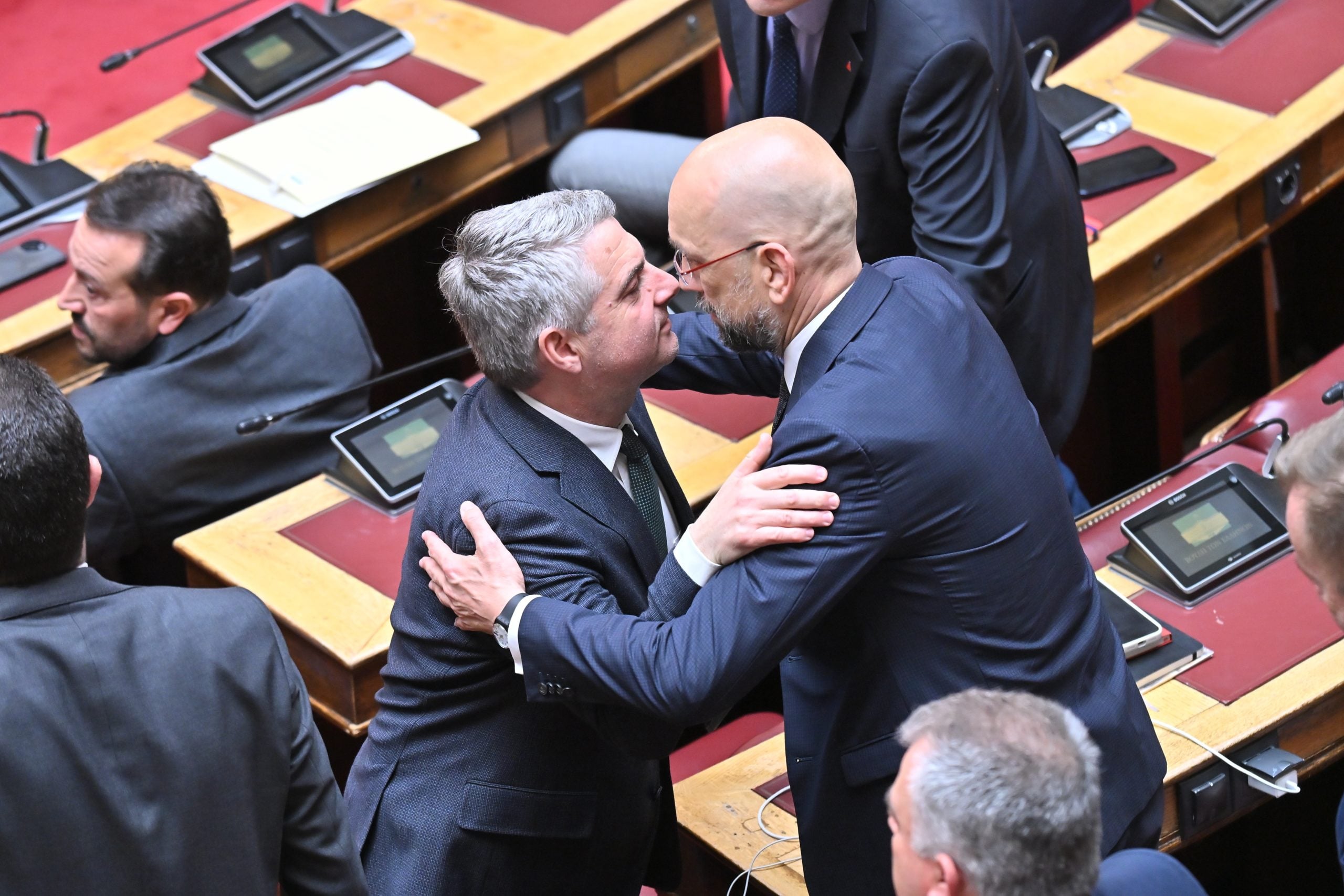 Οδυσσέας Κωνσταντινόπουλος: Συγκλονιστική η αποχαιρετιστήρια ομιλία του – Βουλευτές έσπευσαν να τον τιμήσουν – ΦΩΤΟ