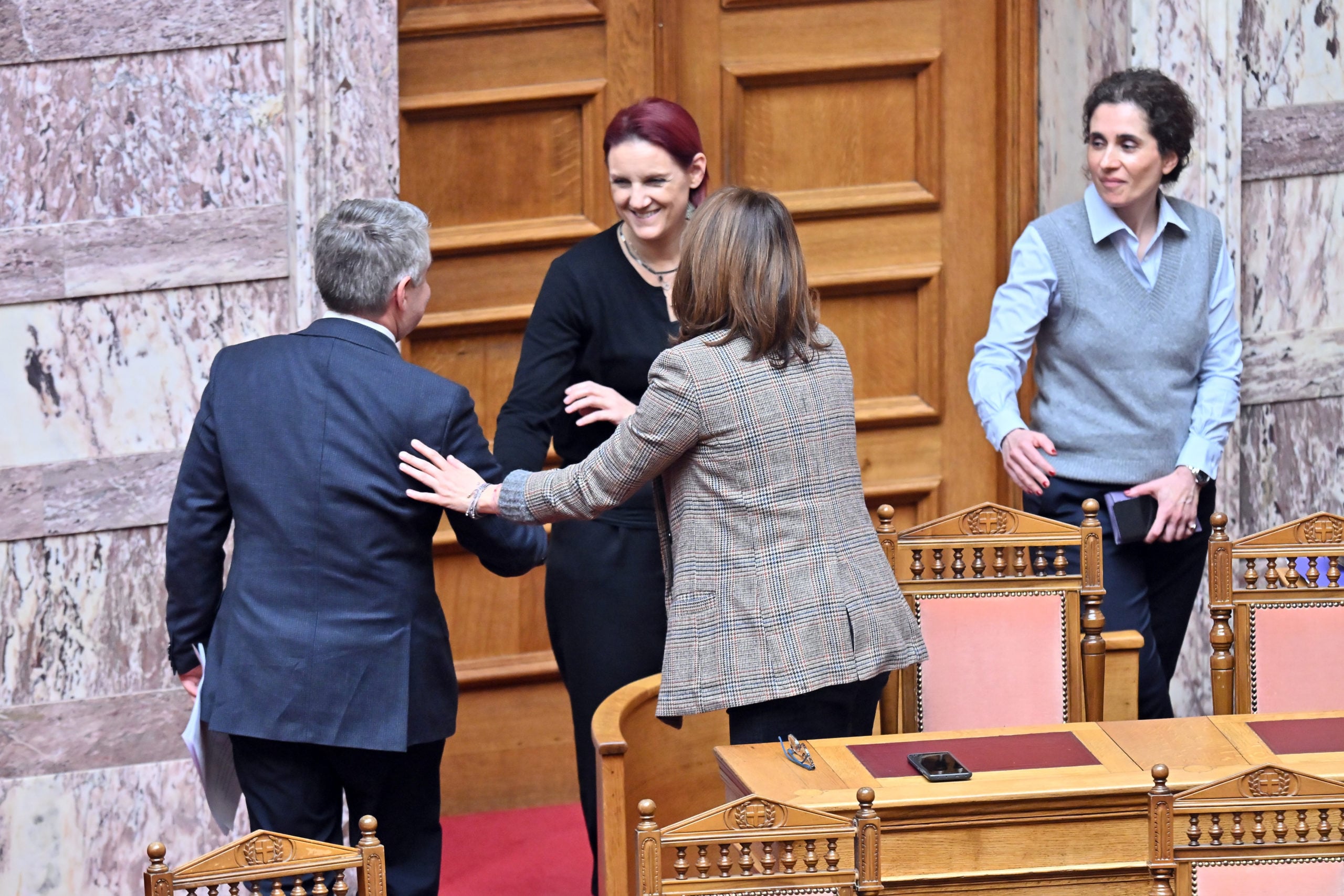 Οδυσσέας Κωνσταντινόπουλος: Συγκλονιστική η αποχαιρετιστήρια ομιλία του – Βουλευτές έσπευσαν να τον τιμήσουν – ΦΩΤΟ