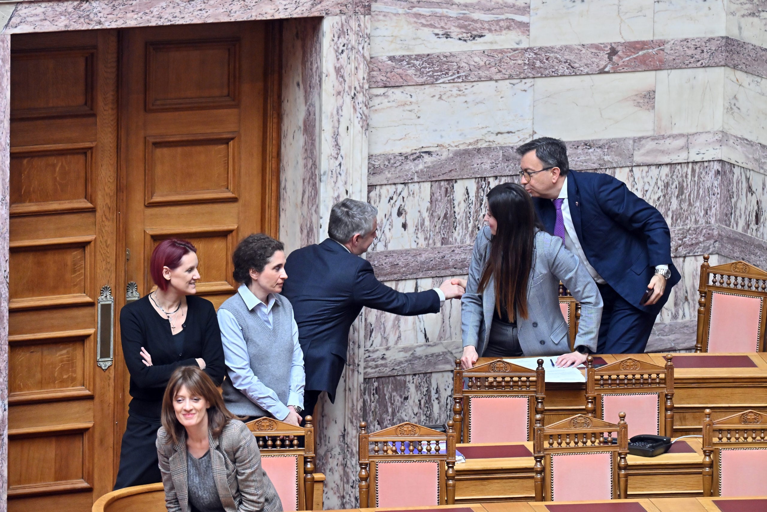 Οδυσσέας Κωνσταντινόπουλος: Συγκλονιστική η αποχαιρετιστήρια ομιλία του – Βουλευτές έσπευσαν να τον τιμήσουν – ΦΩΤΟ