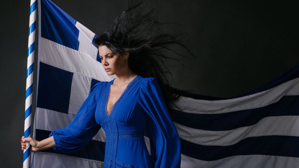 Μαρία Κορινθίου: Φωτογραφήθηκε στα γαλανόλευκα κρατώντας την Ελληνική σημαία!