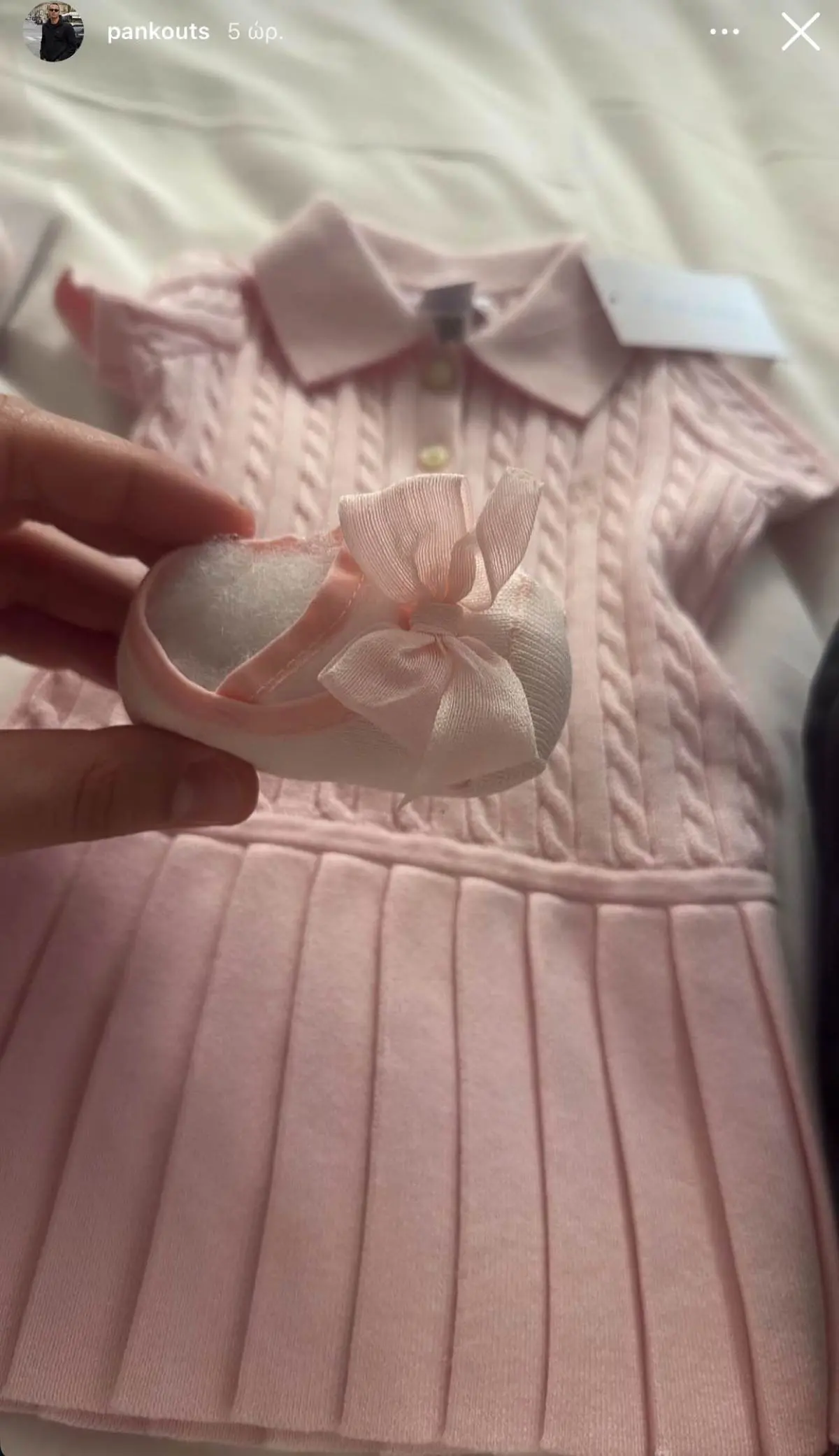 Κατερίνα Καινούργιου: Εντυπωσιακό το δωμάτιο της κόρης της – Δείτε τις νέες φωτογραφίες 10 Η ανάρτηση του Παναγιώτη Κουτσουμπή με τα παιδικά ρούχα της κόρης του