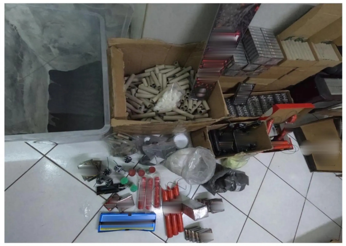 Άγιος Δημήτριος: Ανήλικος μετέτρεψε το παιδικό δωμάτιο σε εργαστήριο εκρηκτικών – Ανακαλύφθηκαν πάνω από 6.500 κροτίδες