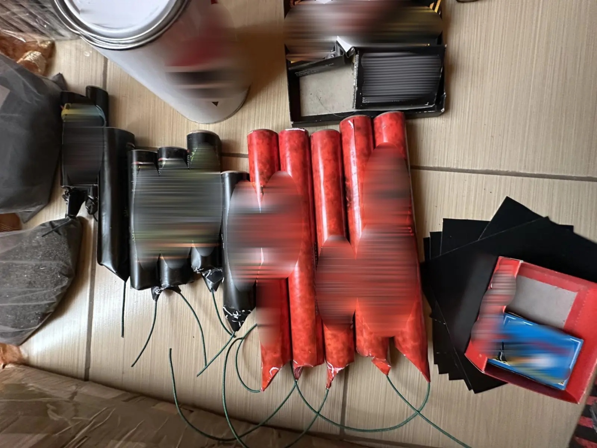 Άγιος Δημήτριος: Ανήλικος μετέτρεψε το παιδικό δωμάτιο σε εργαστήριο εκρηκτικών – Ανακαλύφθηκαν πάνω από 6.500 κροτίδες