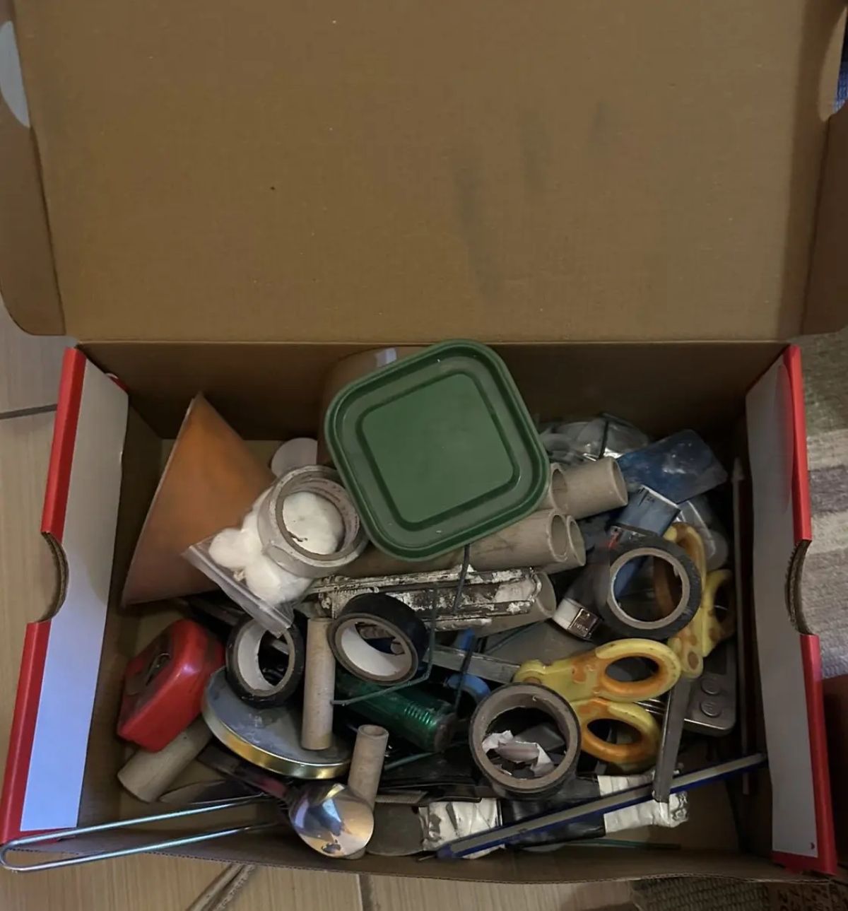 Άγιος Δημήτριος: Ανήλικος μετέτρεψε το παιδικό δωμάτιο σε εργαστήριο εκρηκτικών – Ανακαλύφθηκαν πάνω από 6.500 κροτίδες