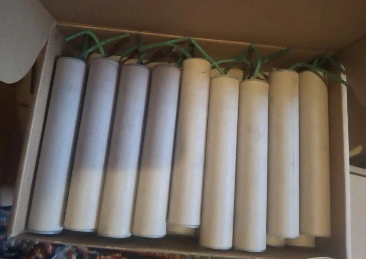 Άγιος Δημήτριος: Ανήλικος μετέτρεψε το παιδικό δωμάτιο σε εργαστήριο εκρηκτικών – Ανακαλύφθηκαν πάνω από 6.500 κροτίδες