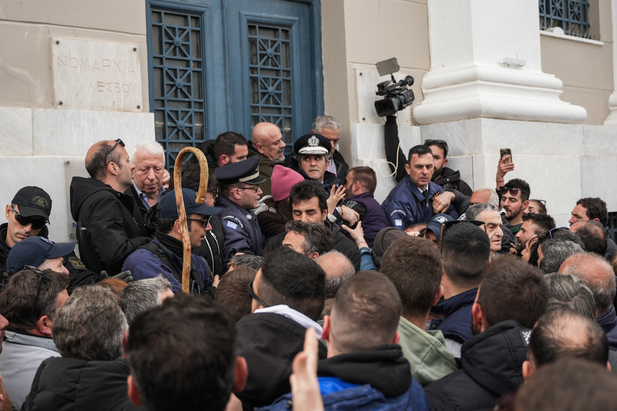 Λέσβος: Κτηνοτρόφοι έστησαν πολύωρο μπλόκο στο λιμάνι – Αντιδράσεις για τα καραντινά μέτρα κατά του αφθώδους πυρετού