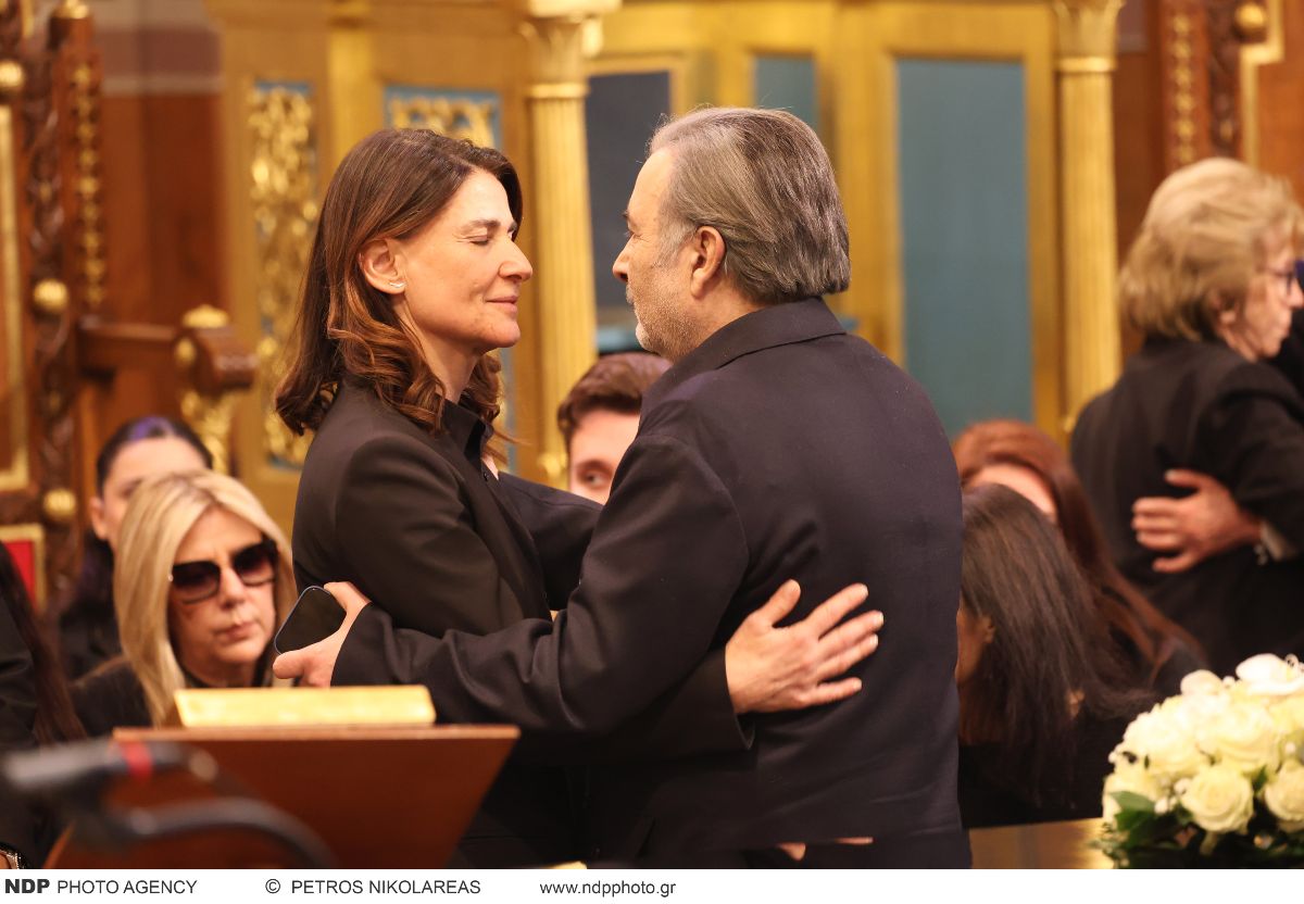 Αποχαιρετισμός Μαρινέλλας: Συγκινεί ο Γιώργος Νταλάρας στον επικήδειο – «Καλό ταξίδι, μάνα» (Βίντεο) 31 Λάκης Λαζόπουλος, κόρη Μαρινέλλας