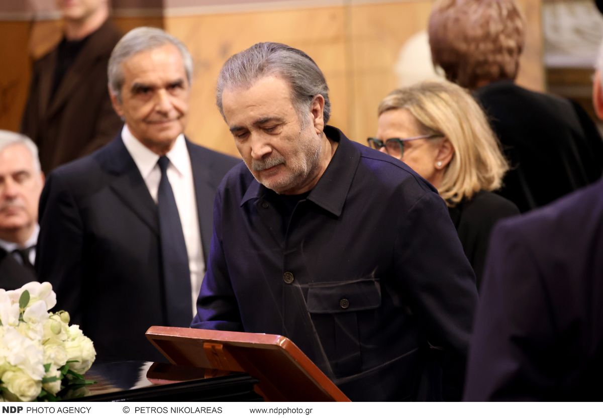 Αποχαιρετισμός Μαρινέλλας: Συγκινεί ο Γιώργος Νταλάρας στον επικήδειο – «Καλό ταξίδι, μάνα» (Βίντεο) 30 Λάκης Λαζόπουλος