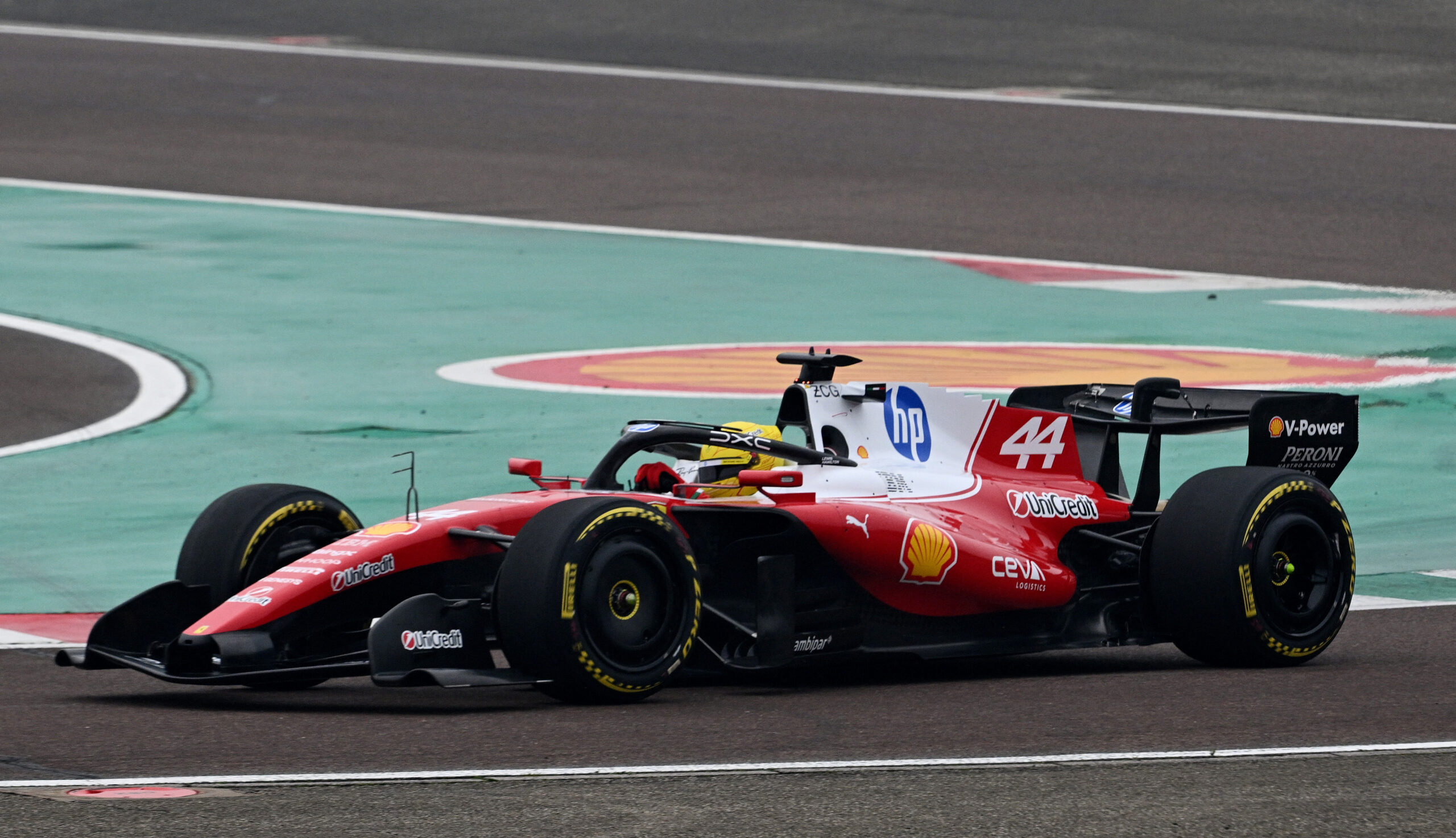 Πώς η σύγκρουση στο Ιράν επηρεάζει αθλητικές διοργανώσεις και αθλητές 4 Ferrari's Lewis Hamilton and Ferrari's Charles Leclerc drive Ferrari's new Formula 1 car the SF-26 during testing