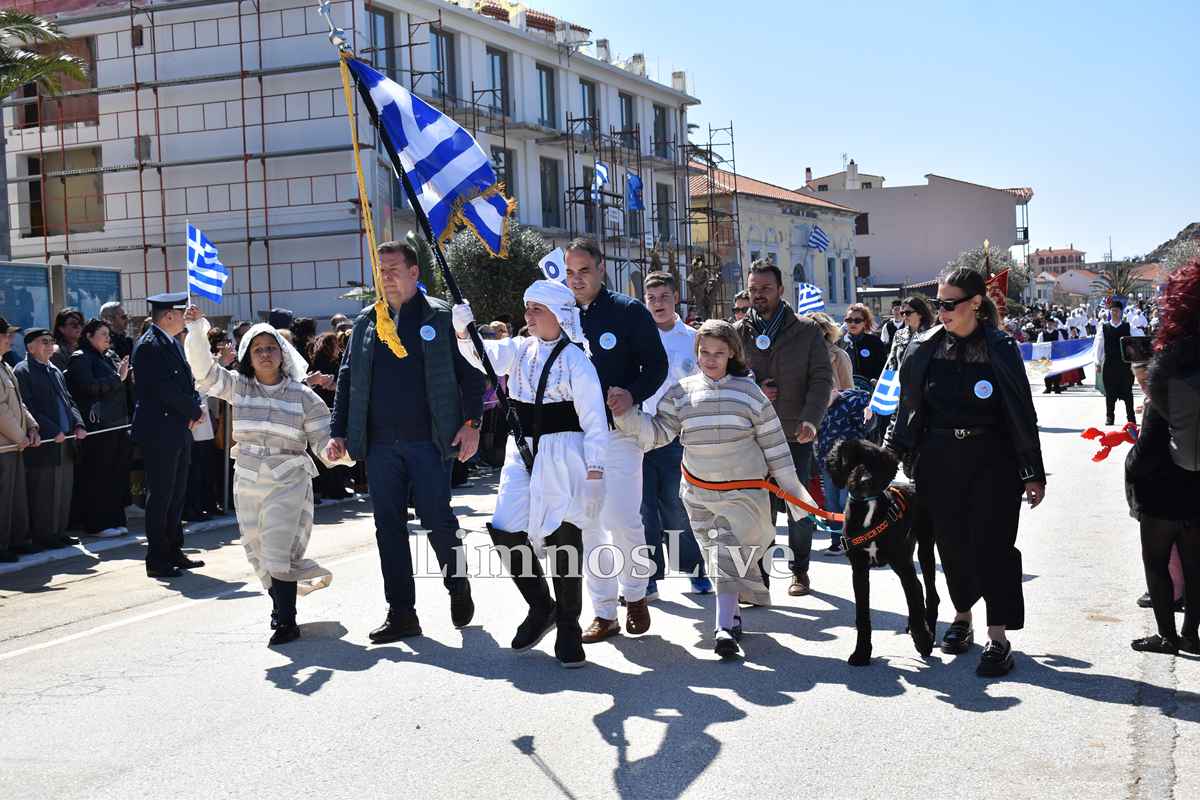 25η Μαρτίου: Μαθήτρια Ειδικού Σχολείου στη Λήμνο παρέλασε με τον σκύλο – συνοδό της
