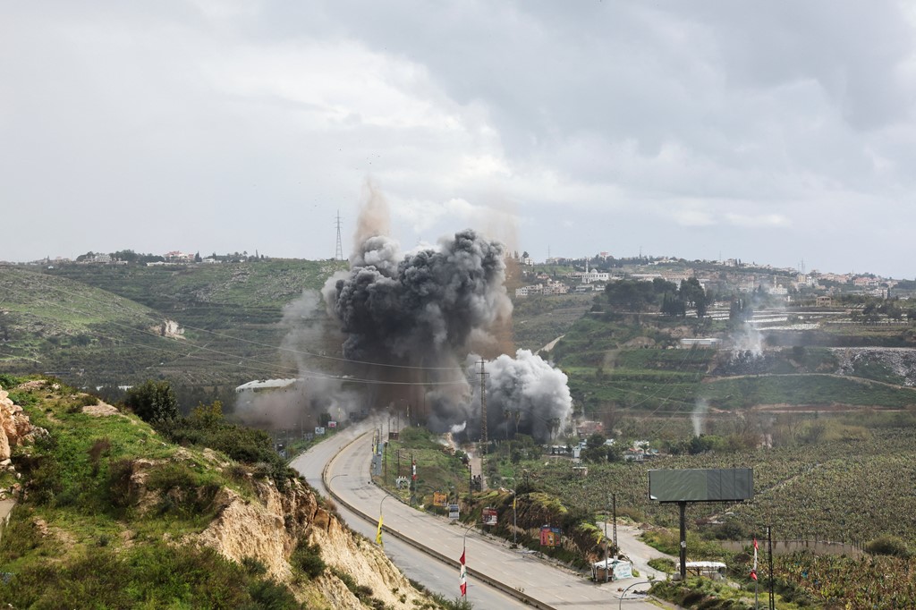 Η στιγμή που ο στρατός του Ισραήλ χτυπά γέφυρα στο Λίβανο – ΒΙΝΤΕΟ 4 Η στιγμή που ο στρατός του Ισραήλ χτυπά γέφυρα στο Λίβανο – ΒΙΝΤΕΟ