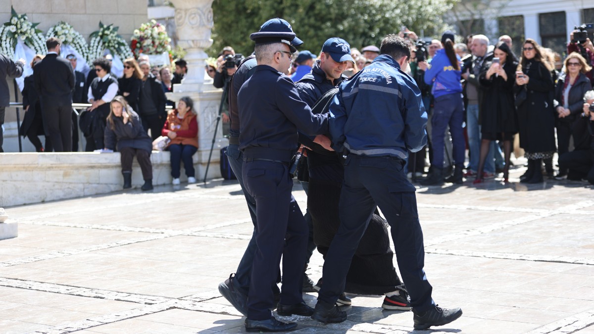 Κηδεία Μαρινέλλας: Αναστάτωση με την Ελένη Λουκά – Απομακρύνθηκε από την αστυνομία!