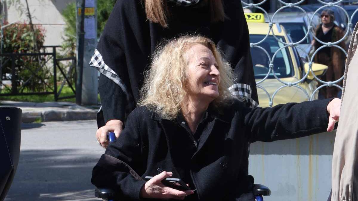 Λουκία Πιστιόλα: Η σπάνια παρουσία της σε αναπηρικό καροτσάκι μετά τη διάγνωση Πάρκινσον – Εικόνες