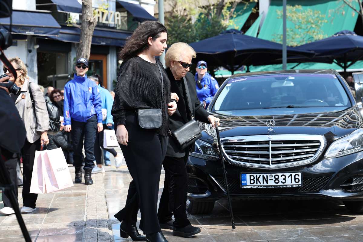 Αποχαιρετισμός Μαρινέλλας: Συγκλονισμένη η αδερφή της, Λούλα στο ύστατο «αντίο» 2 Λούλα Γρηγοριάδου αδερφή Μαρινέλλας