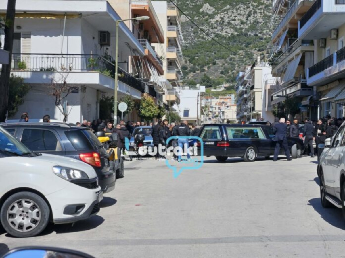 Λουτράκι: Συγκίνηση στο ύστατο χαίρε του 17χρονου Αλέξη – Οι φίλοι του σήκωσαν το φέρετρο 14 Κηδεία 17χρονου στο Λουτράκι