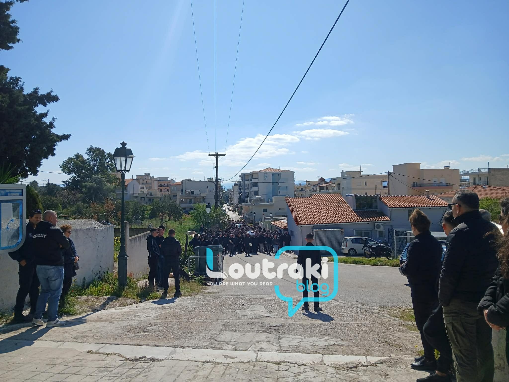 Λουτράκι: Συγκίνηση στο ύστατο χαίρε του 17χρονου Αλέξη – Οι φίλοι του σήκωσαν το φέρετρο 12 Κηδεία 17χρονου στο Λουτράκι