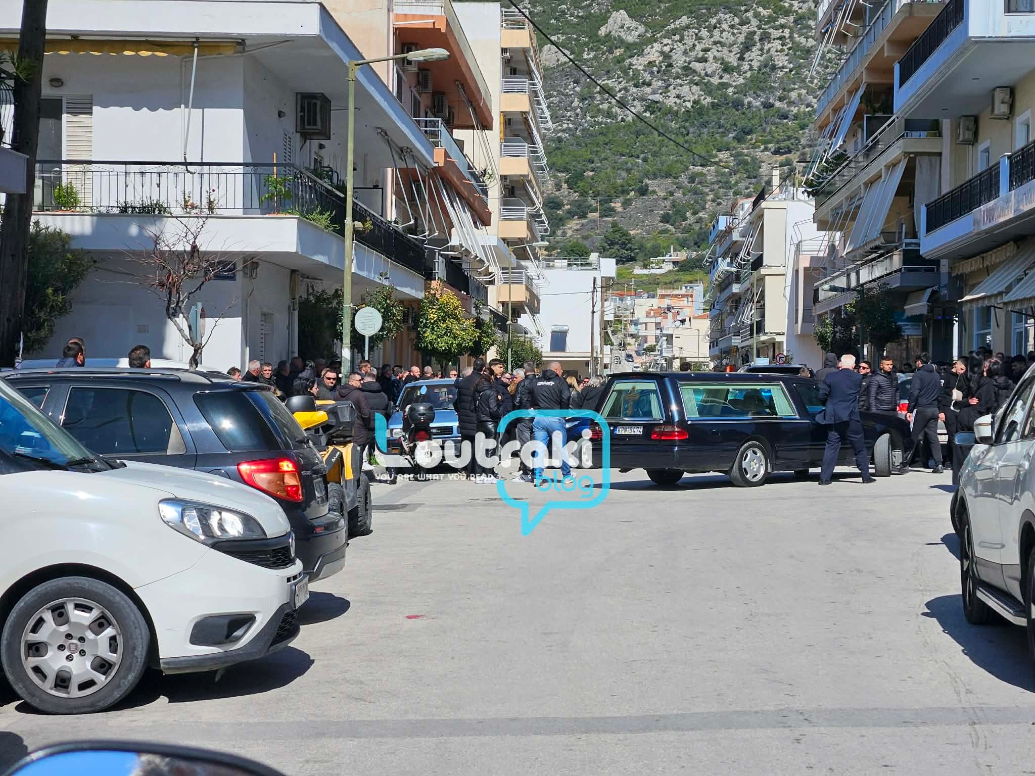 Λουτράκι: Συγκίνηση στο ύστατο χαίρε του 17χρονου Αλέξη – Οι φίλοι του σήκωσαν το φέρετρο 11 Κηδεία 17χρονου στο Λουτράκι