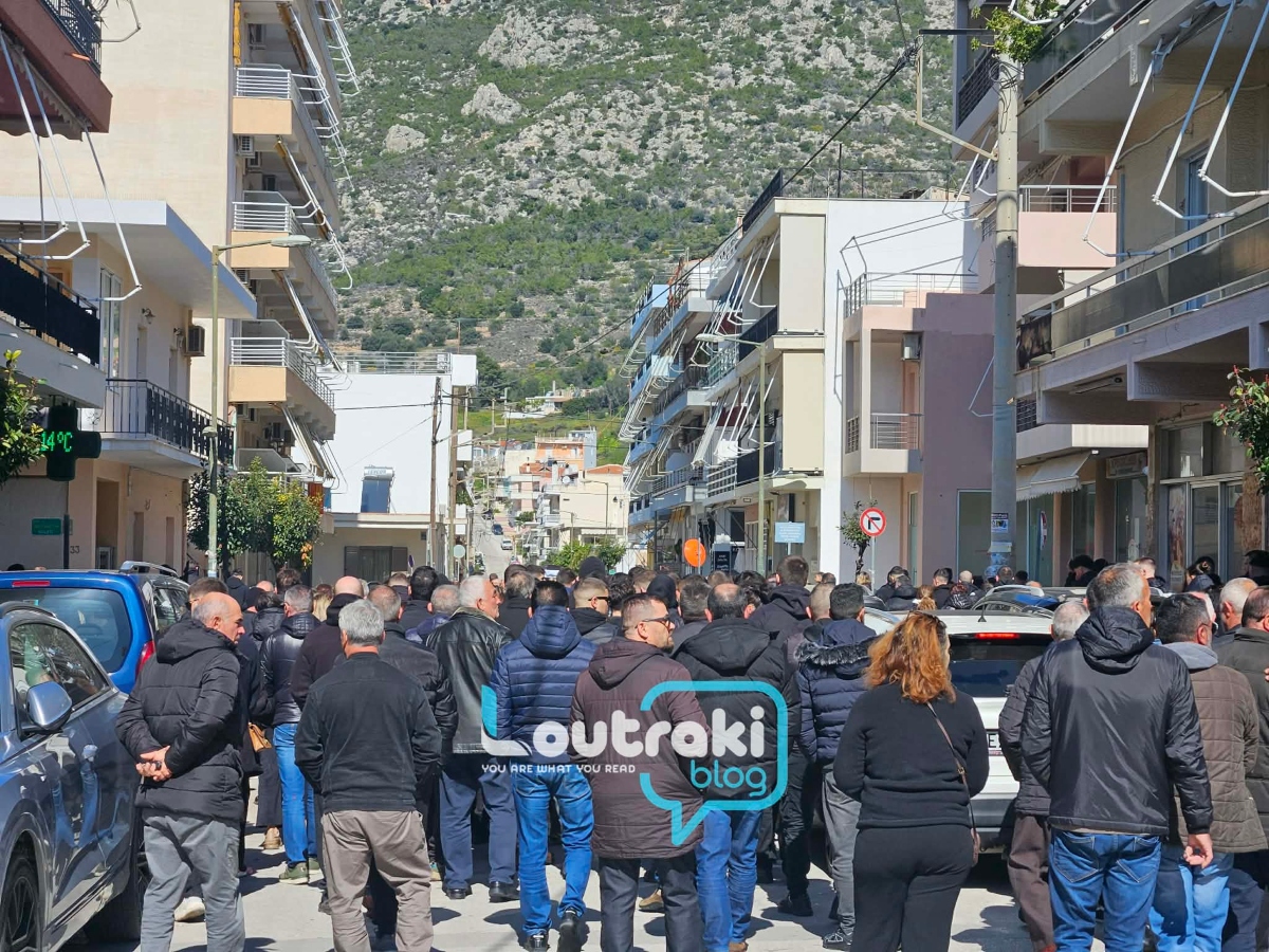 Λουτράκι: Συγκίνηση στο ύστατο χαίρε του 17χρονου Αλέξη – Οι φίλοι του σήκωσαν το φέρετρο 10 Κηδεία 17χρονου στο Λουτράκι
