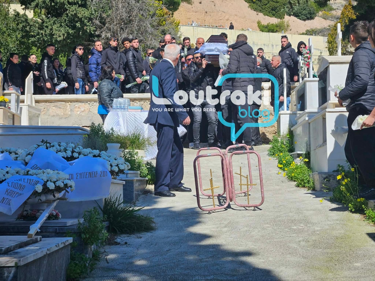 Home 76 Λουτράκι: Συγκίνηση στο ύστατο χαίρε του 17χρονου Αλέξη – Οι φίλοι του σήκωσαν το φέρετρο