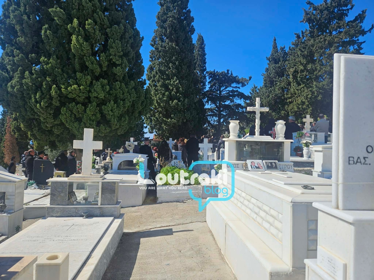 Λουτράκι: Συγκίνηση στο ύστατο χαίρε του 17χρονου Αλέξη – Οι φίλοι του σήκωσαν το φέρετρο 9 Κηδεία 17χρονου στο Λουτράκι