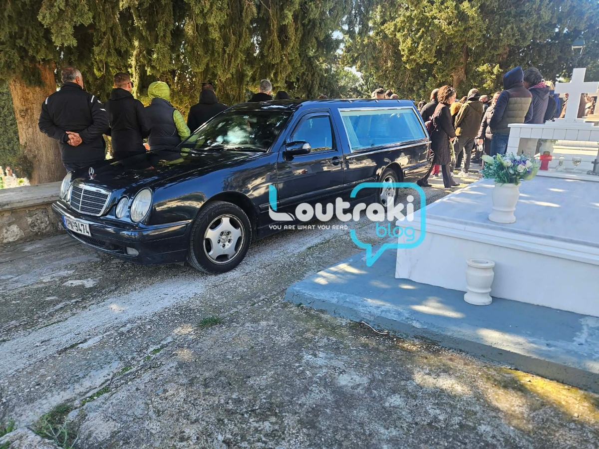Λουτράκι: Συγκίνηση στο ύστατο χαίρε του 17χρονου Αλέξη – Οι φίλοι του σήκωσαν το φέρετρο 8 Κηδεία 17χρονου στο Λουτράκι