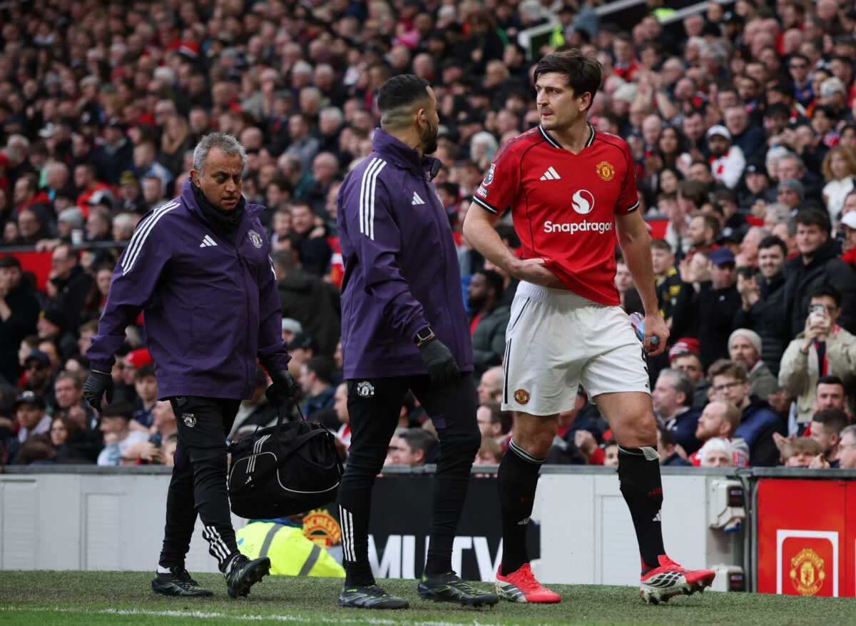 Έλληνες αστυνομικοί απαιτούν την αποβολή του Χάρι Μαγκουάιρ από την Premier League, αναφέρει η Daily Mail