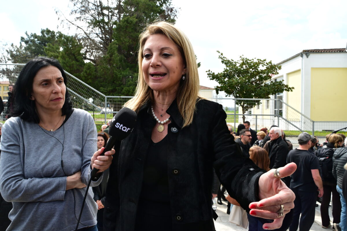Δίκη για τα Τέμπη – Μαρία Καρυστιανού: «Στριμωγμένοι 700 άνθρωποι σε μια αίθουσα σαν ποντίκια»
