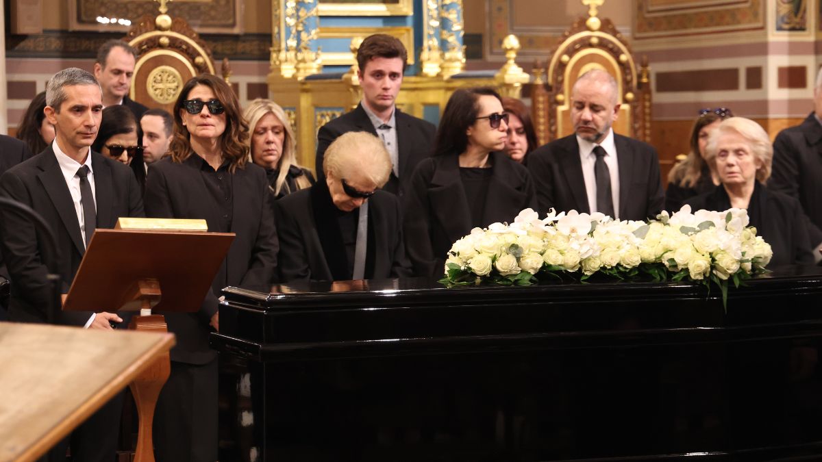 Αποχαιρετισμός Μαρινέλλας: Συγκινεί ο Γιώργος Νταλάρας στον επικήδειο – «Καλό ταξίδι, μάνα» (Βίντεο) 18 Κηδεία Μαρινέλλας: Καθηλώνει ο Γιώργος Νταλάρας στον επικήδειο - «Καλό ταξίδι, μάνα» (Βίντεο)