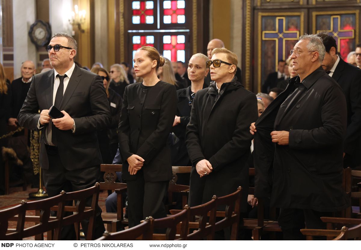 Αποχαιρετισμός στη Μαρινέλλα: Η Ελλάδα τιμά την εμβληματική Κυριακή Παπαδοπούλου – Εικόνες 3 Κηδεία Μαρινέλλα: Η Ελλάδα αποχαιρετά την θρυλική Κυριακή Παπαδοπούλου - Φωτογραφίες