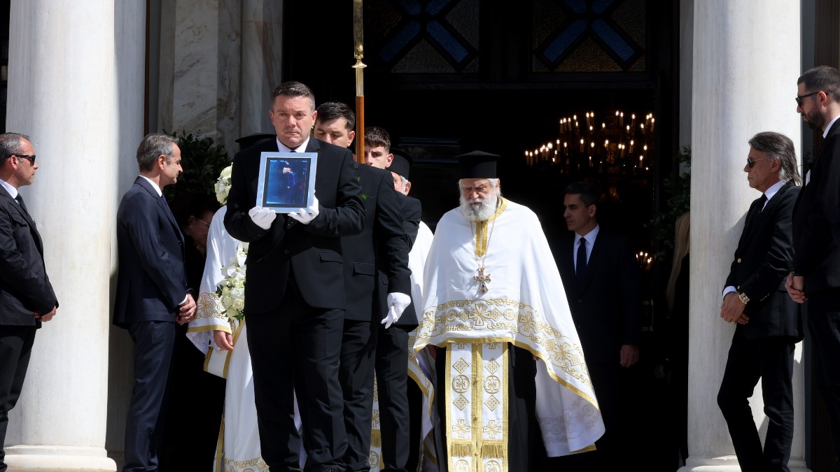 Αποχαιρετισμός Μαρινέλλας: Το συγκινητικό χειροκρότημα για τη θρυλική καλλιτέχνιδα πριν την τελευταία της κατοικία (Βίντεο)