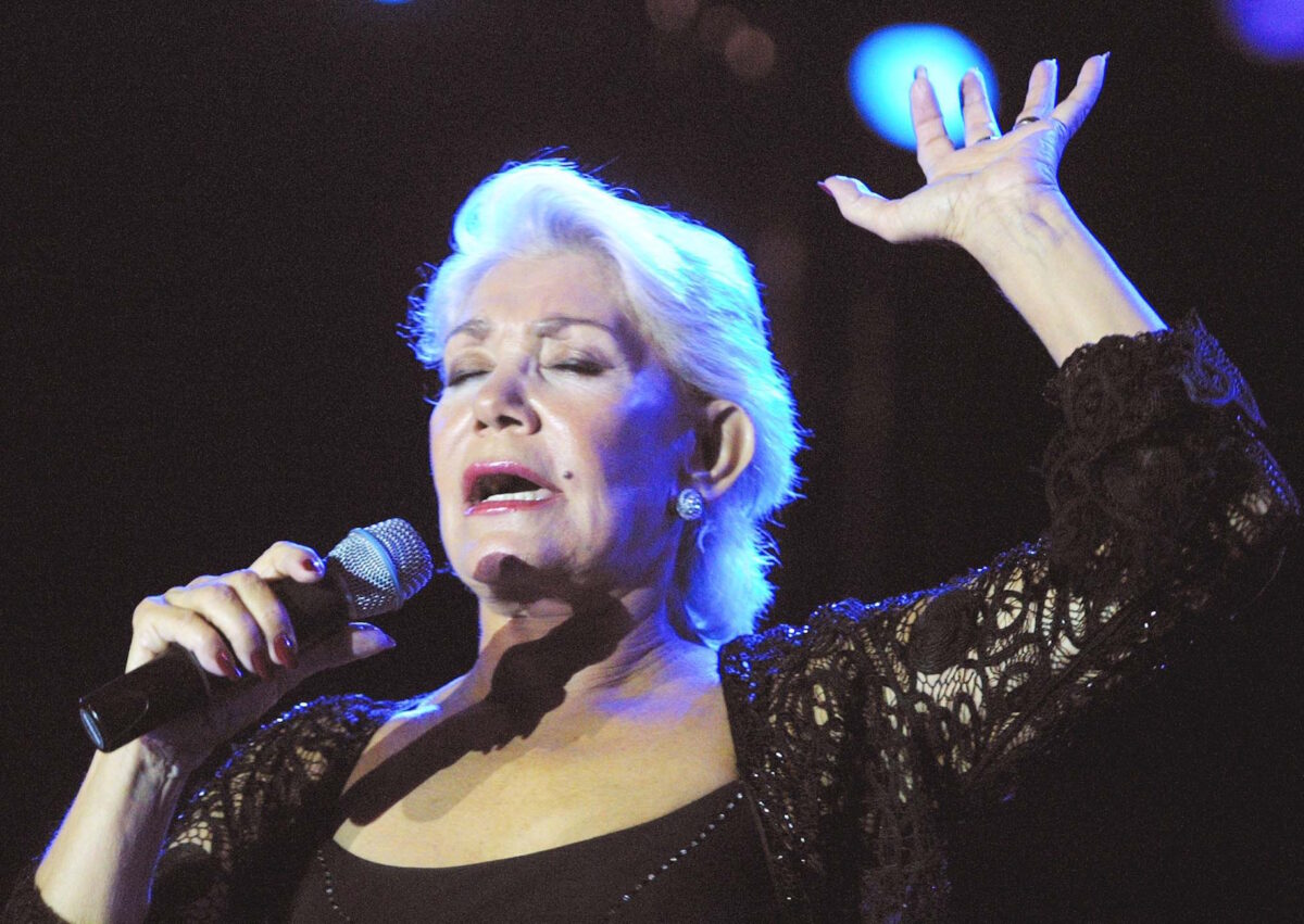 Home 69 Αποχαιρετισμός Μαρινέλλας: Στη Μητρόπολη Αθηνών η σορός της θρυλικής τραγουδίστριας – Πλήθος κόσμου στο λαϊκό προσκύνημα