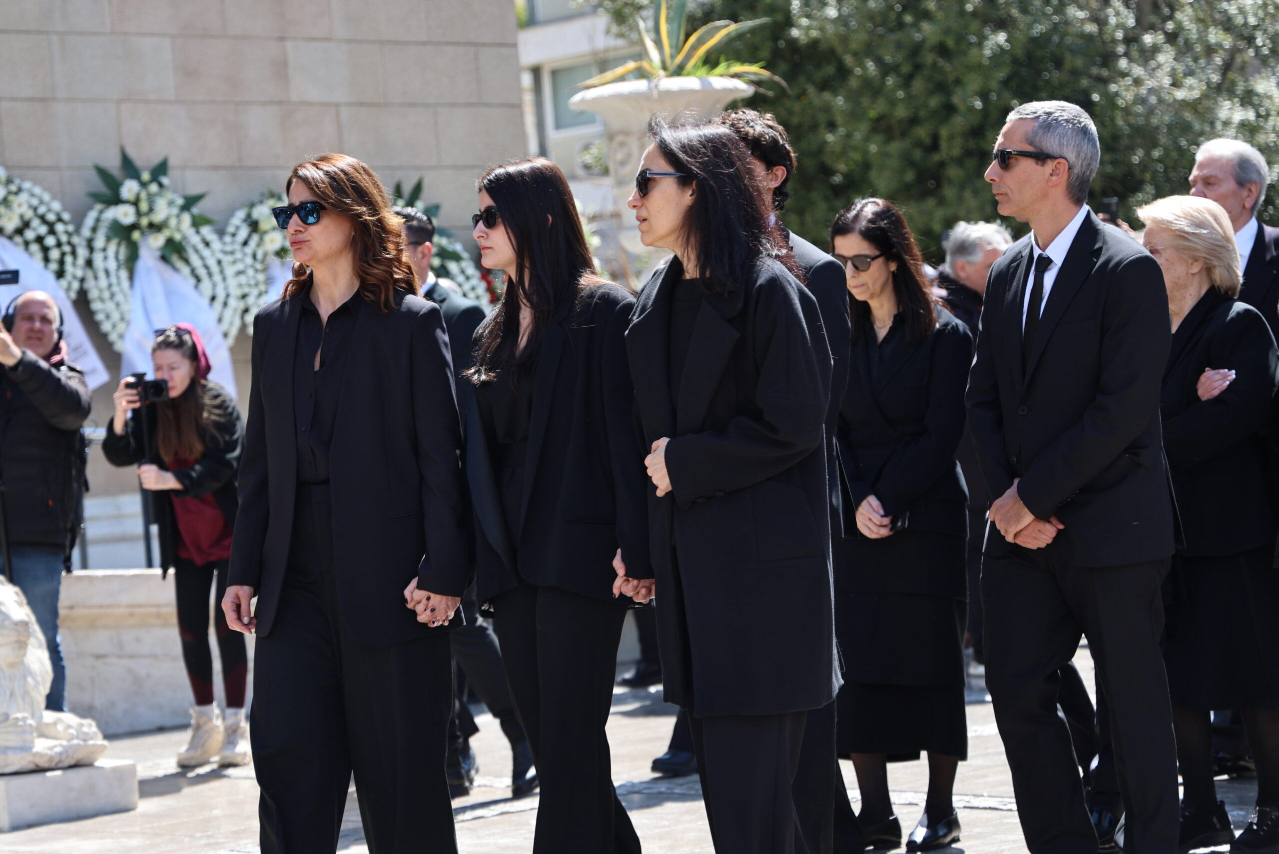 Αποχαιρετισμός Μαρινέλλας: Θλιμμένη η οικογένεια στο «ύστατο αντίο» 8 Κηδεία Μαρινέλλα