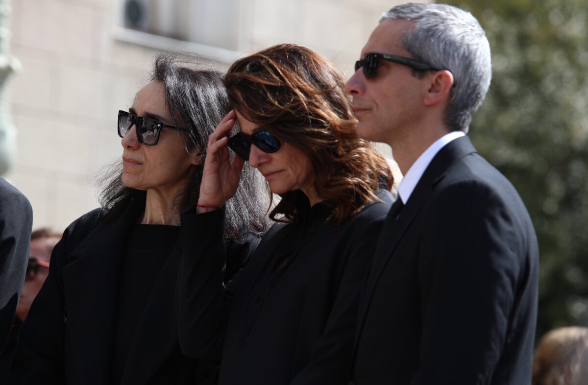 Μαρινέλλα: Σε οικογενειακό κύκλο το ύστατο χαίρε στο νεκροταφείο Κηφισιάς – Μουσικοί έπαιζαν αξέχαστα τραγούδια της