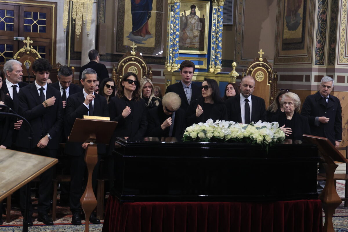 Αποχαιρετισμός Μαρινέλλας: Θλιμμένη η οικογένεια στο «ύστατο αντίο»