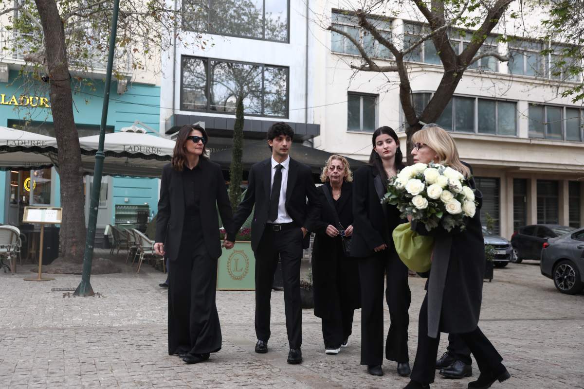 Μαρινέλλα: Ο Γιώργος Λιάγκας ντυμένος στα μαύρα στο Πρωινό προς τιμήν της – «Είναι μια ξεχωριστή μέρα» 18 Μαρινέλλα οικογένεια