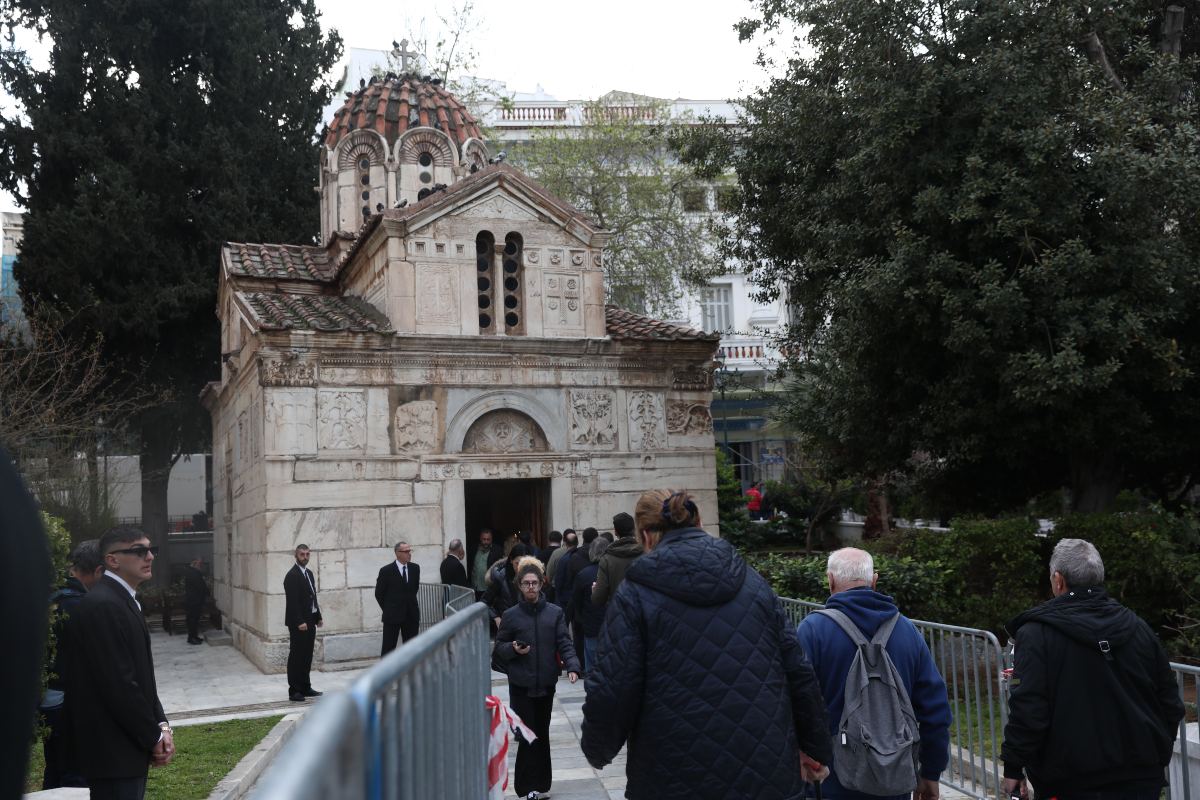 Μαρινέλλα: Ο Γιώργος Λιάγκας ντυμένος στα μαύρα στο Πρωινό προς τιμήν της – «Είναι μια ξεχωριστή μέρα» 27 Μαρινέλλα παρεκκλήσι κηδεία