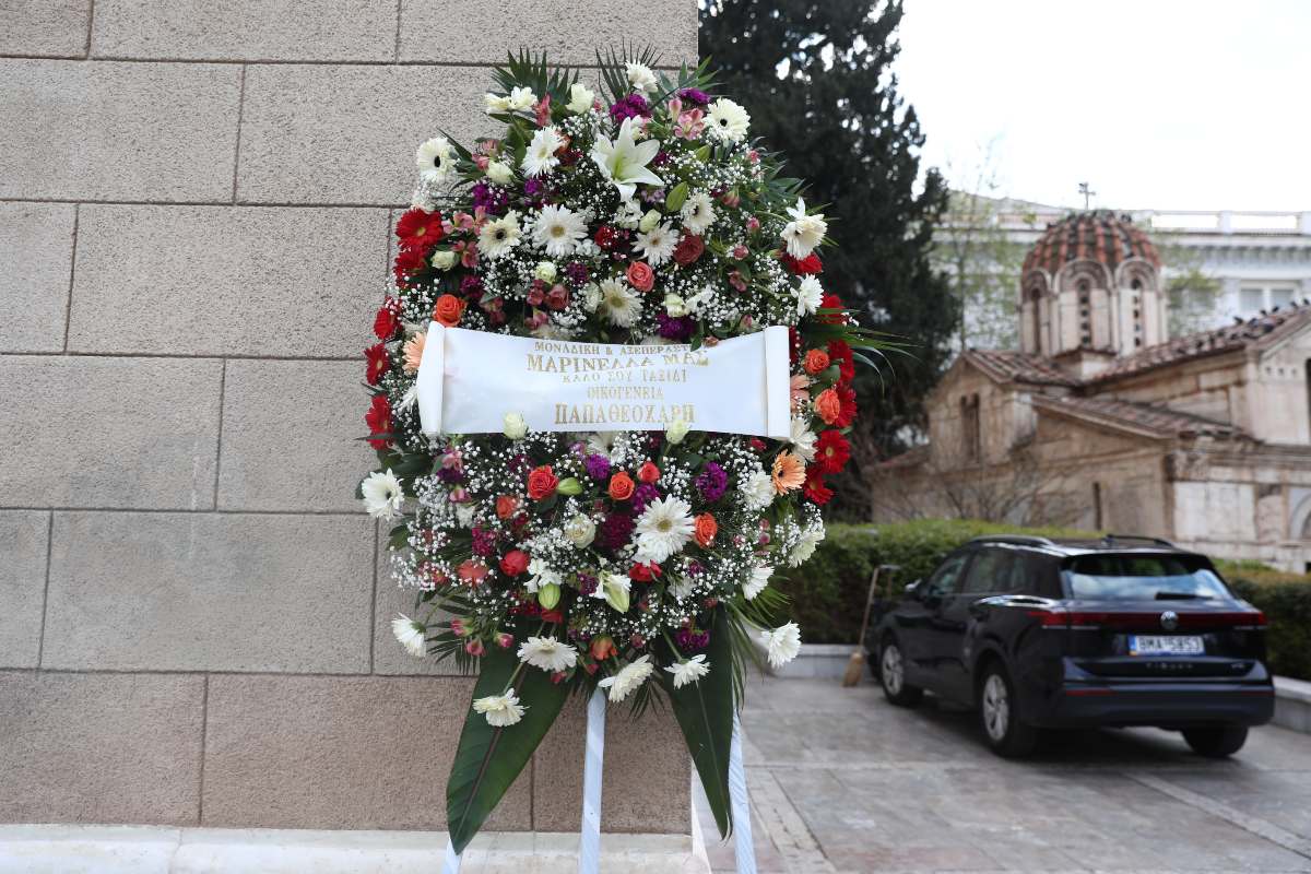 Μαρινέλλα: Ο Γιώργος Λιάγκας ντυμένος στα μαύρα στο Πρωινό προς τιμήν της – «Είναι μια ξεχωριστή μέρα» 22 Μαρινέλλα στεφάνι κηδεία