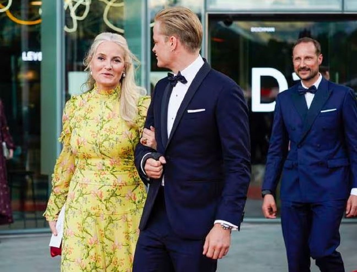 Η πριγκίπισσα διάδοχος της Νορβηγίας Μέτε-Μάριτ περπατά με τον γιο της, Μάριους Μποργκ Χόιμπι, καθώς αποχωρούν από τη Deichman Bjørvika. Η φωτογραφία έχει τραβηχτεί μερικά χρόνια πριν από τη σύλληψη για την οποία απολογείται σήμερα ο Μάριους Χόιμπι.Φωτογραφία: Lise Åserud / NTB