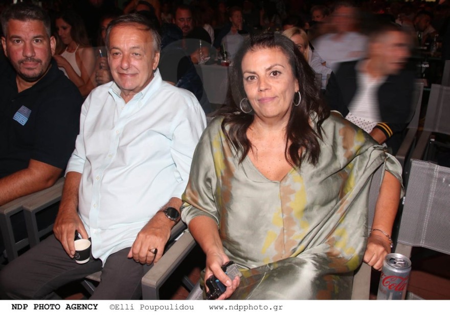 Φαίη Σκορδά προς Ανδρέα Μικρούτσικο: «Θα ντυθείς γαμπρός, η Ελένη μου το αποκάλυψε» (Βίντεο) 5 Ο Μικρούτσικους με την σύντροφό του, Έλενα Μαστραγγελή