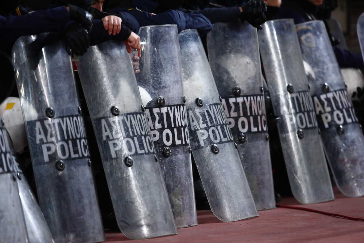 ΠΑΟΚ – Λεβαδειακός: Η ΕΛΑΣ συλλαμβάνει 8 άτομα στην Τούμπα – Αναγνωρίστηκαν 14 για την επίθεση στα δημοσιογραφικά