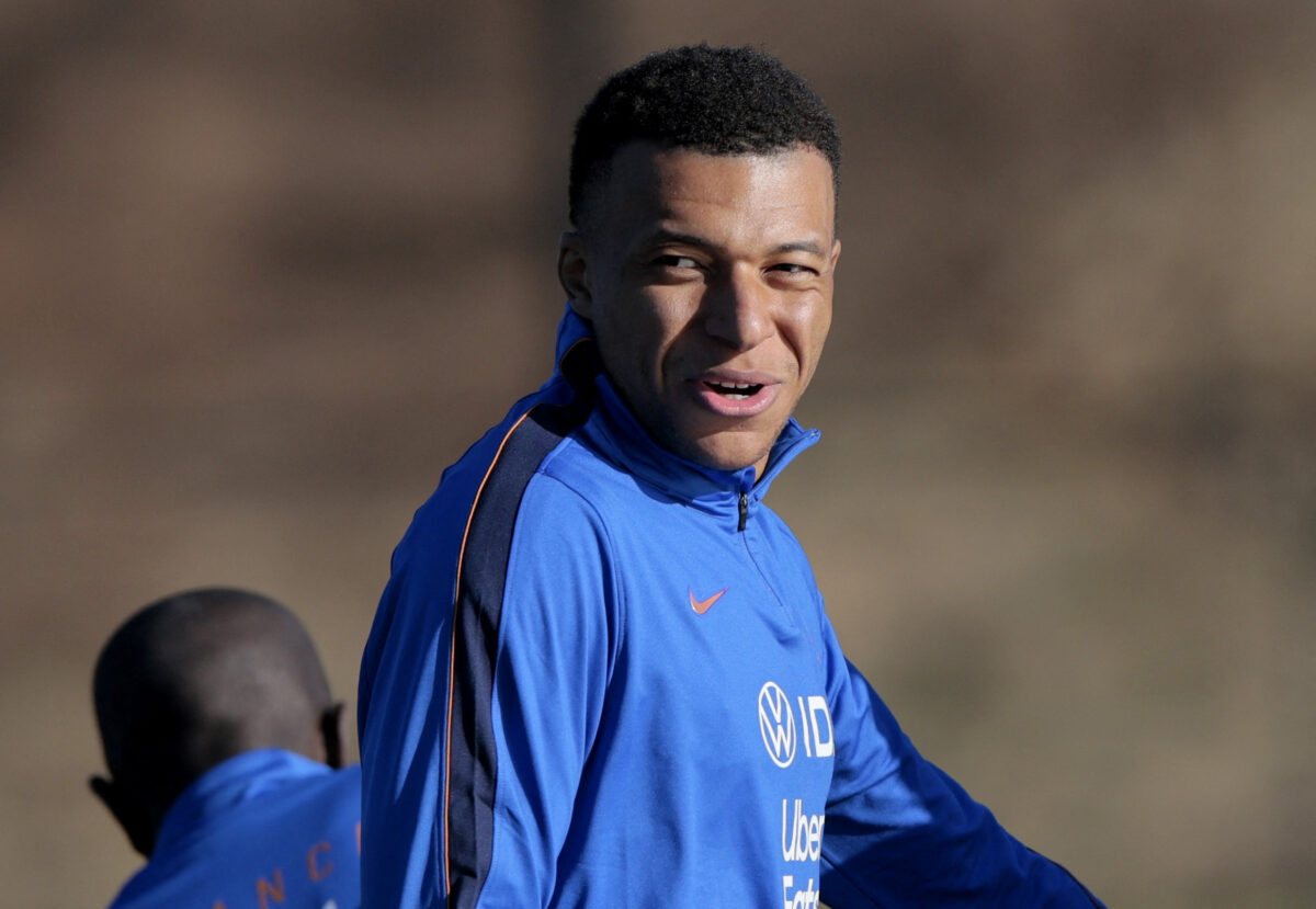 Ο Κιλιάν Εμπαπέ πέτυχε τρίποντο σε κάδο απορριμμάτων στα αποδυτήρια της εθνικής Γαλλίας