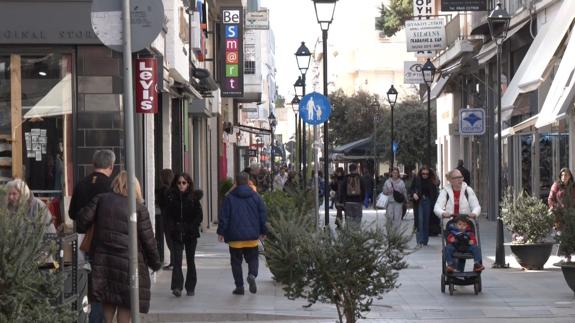 Με αγωνία παρακολουθούν οι πολίτες τον πόλεμο στη Μέση Ανατολή