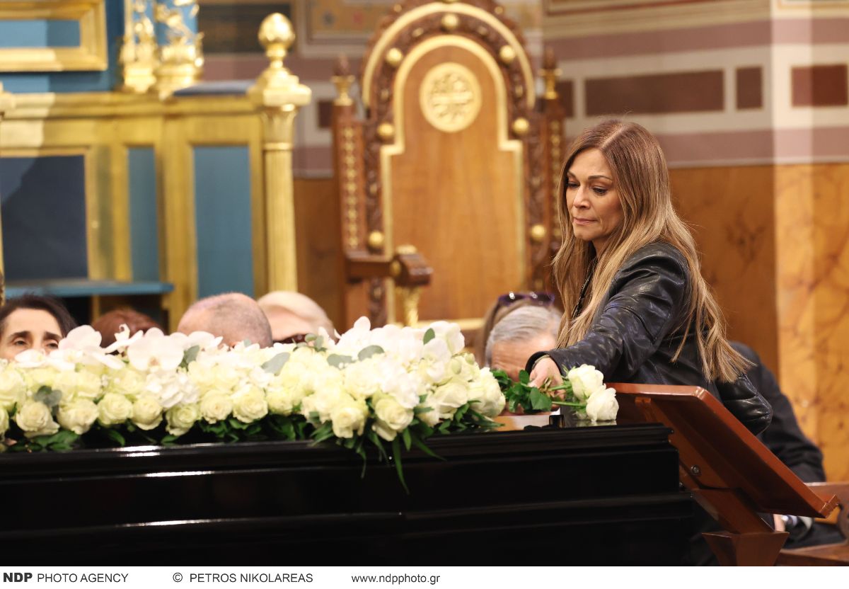 Αποχαιρετισμός Μαρινέλλας: Συγκινεί ο Γιώργος Νταλάρας στον επικήδειο – «Καλό ταξίδι, μάνα» (Βίντεο) 25 Μαρινέλλα κηδεία