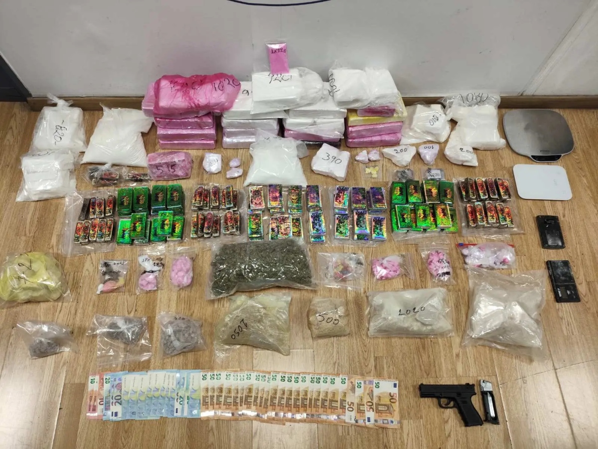 Επιχείρηση του ελληνικού FBI στην Αττική ξεσκεπάζει κύκλωμα ναρκωτικών: 3 συλλήψεις για εμπορία κοκαΐνης, κάνναβης και MDMA