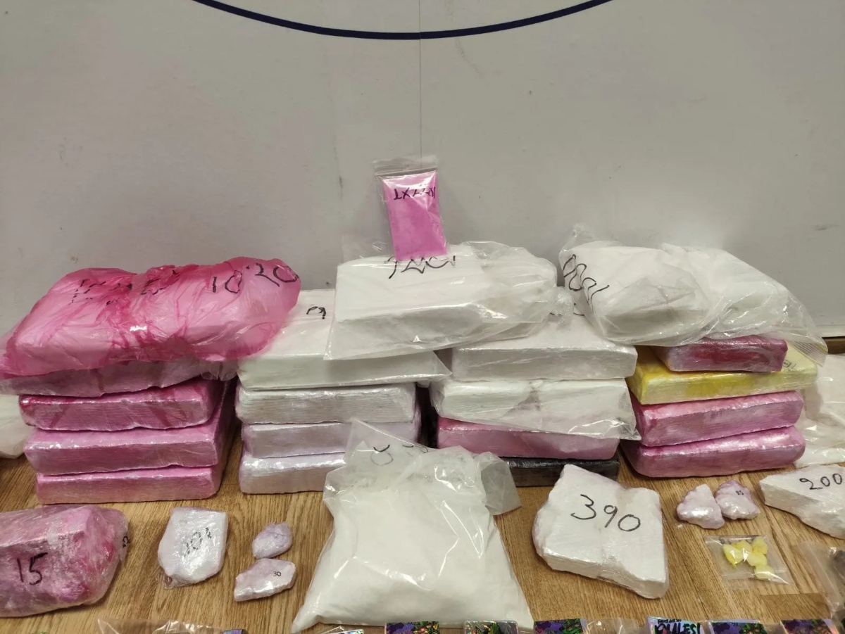 Επιχείρηση του ελληνικού FBI στην Αττική ξεσκεπάζει κύκλωμα ναρκωτικών: 3 συλλήψεις για εμπορία κοκαΐνης, κάνναβης και MDMA