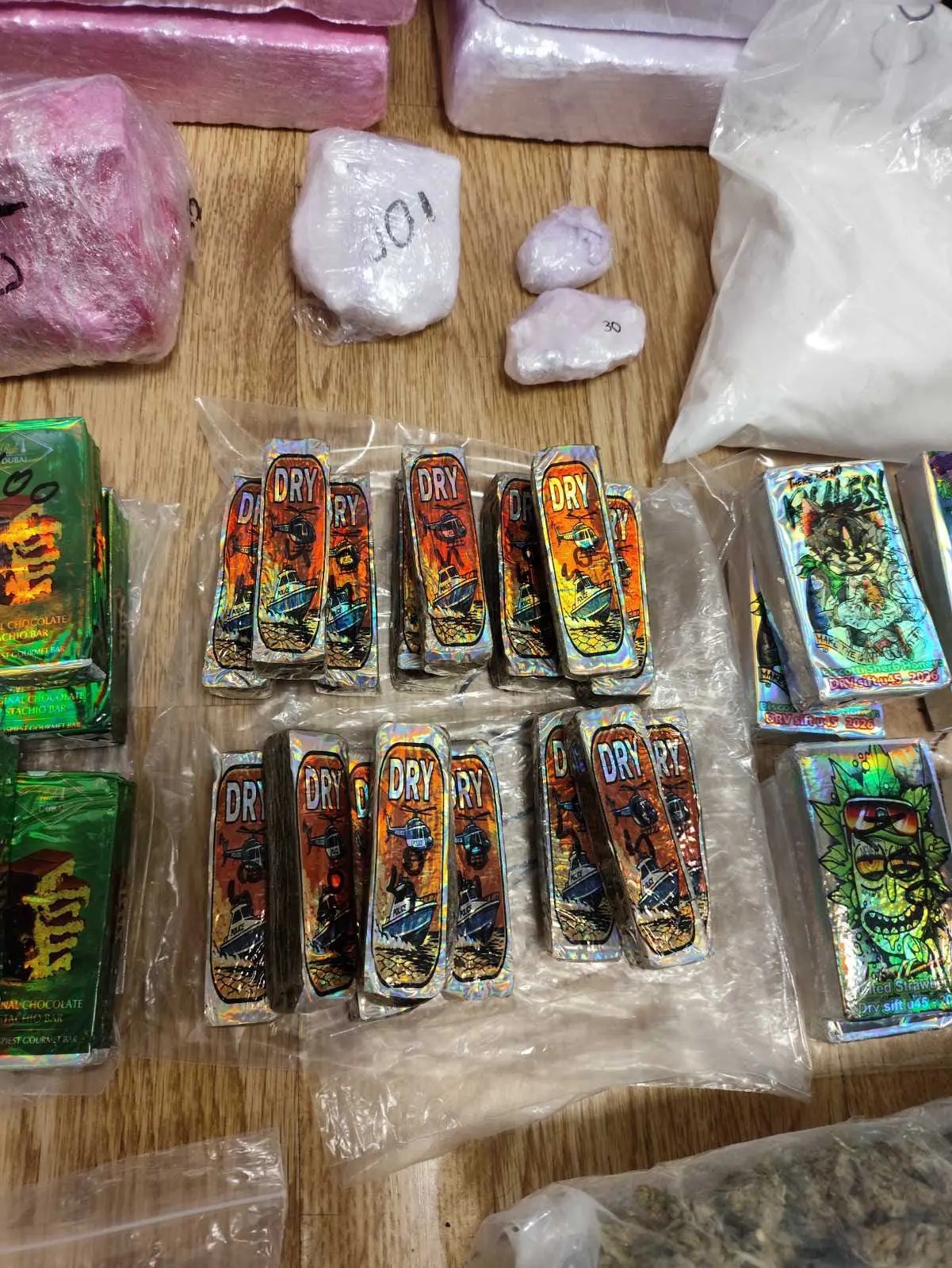 Επιχείρηση του ελληνικού FBI στην Αττική ξεσκεπάζει κύκλωμα ναρκωτικών: 3 συλλήψεις για εμπορία κοκαΐνης, κάνναβης και MDMA