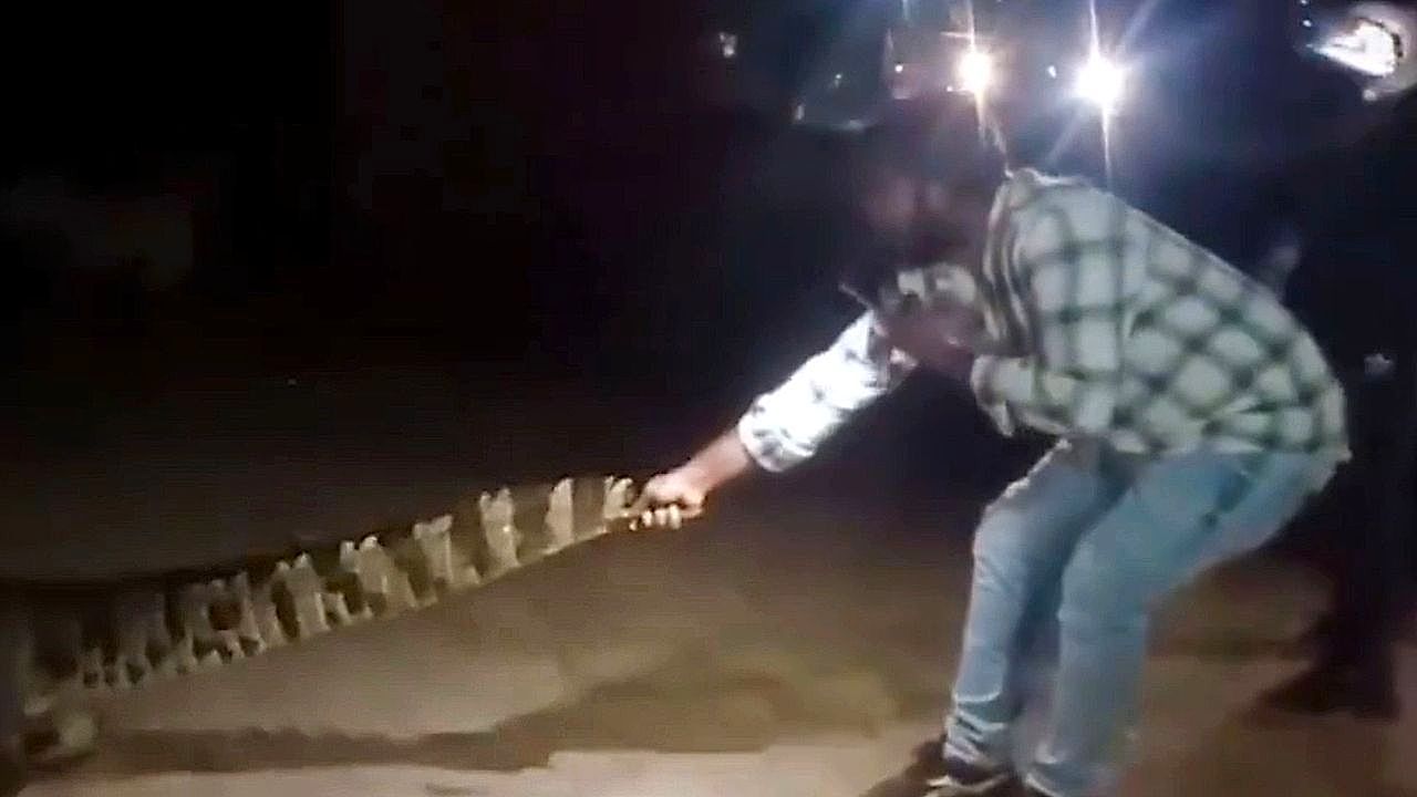 Νεαρός προκαλεί κροκόδειλο για να ανεβάσει βίντεο στο διαδίκτυο